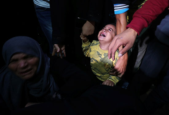 طفلة تبكى الشهيد الفلسطينى