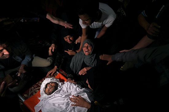 جثمان الشهيد الفلسطينى وبكاء أسرته
