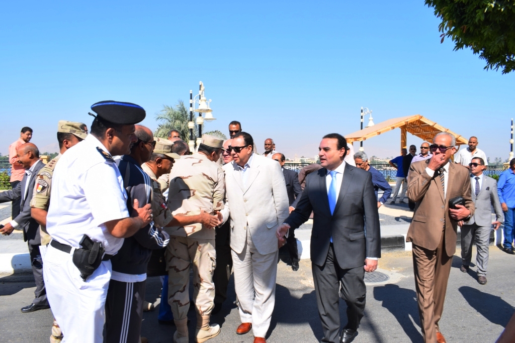 نائب محافظ الأقصر يفتتح أعمال تجديد كورنيش النيل رسمياً بعروض لفرقة الموسيقي العسكرية (7)