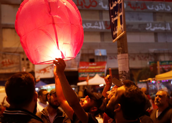 المتظاهرون يطلقون البالونات