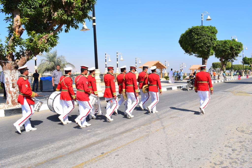 نائب محافظ الأقصر يفتتح أعمال تجديد كورنيش النيل رسمياً بعروض لفرقة الموسيقي العسكرية (10)