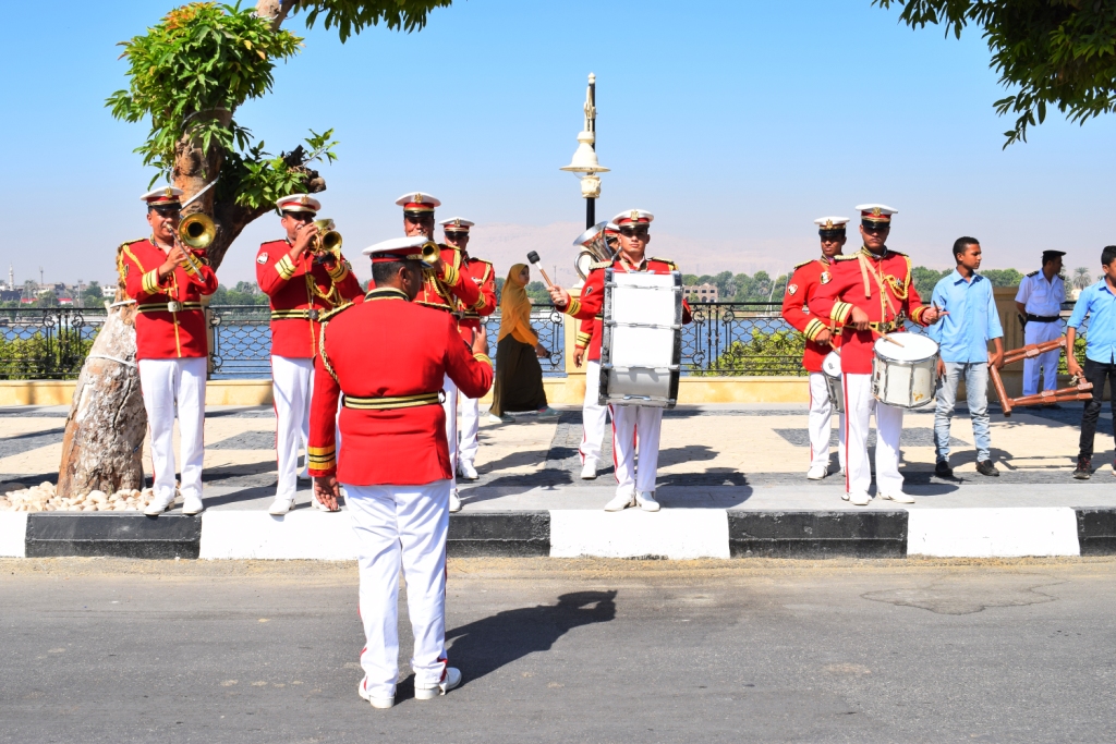 نائب محافظ الأقصر يفتتح أعمال تجديد كورنيش النيل رسمياً بعروض لفرقة الموسيقي العسكرية (8)