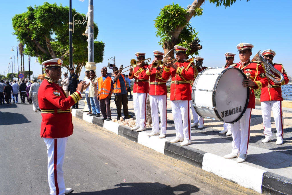 نائب محافظ الأقصر يفتتح أعمال تجديد كورنيش النيل رسمياً بعروض لفرقة الموسيقي العسكرية (3)