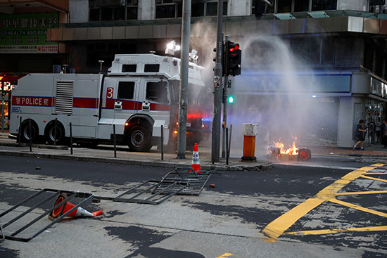 سيارات الإطفاء تخمد حرائق أشعلها المتظاهرين