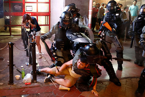 الشرطة تعتقل متظاهر فى هونج كونج