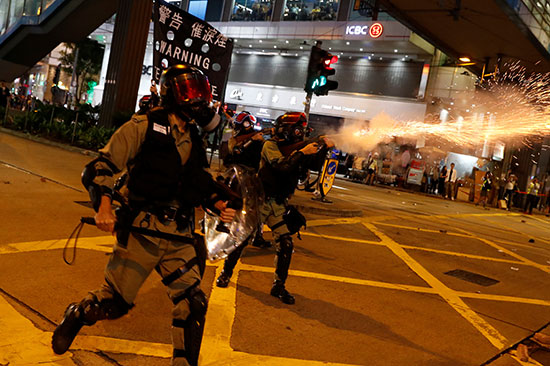 شرطة هونج كونج تطلق الغاز المسيل للدموع