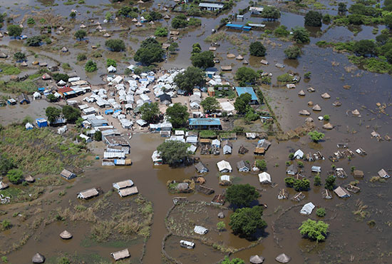 مياه الفيضان تغرق المنازل والمخيمات
