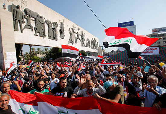 المتظاهرون يرفعون علم بلادهم
