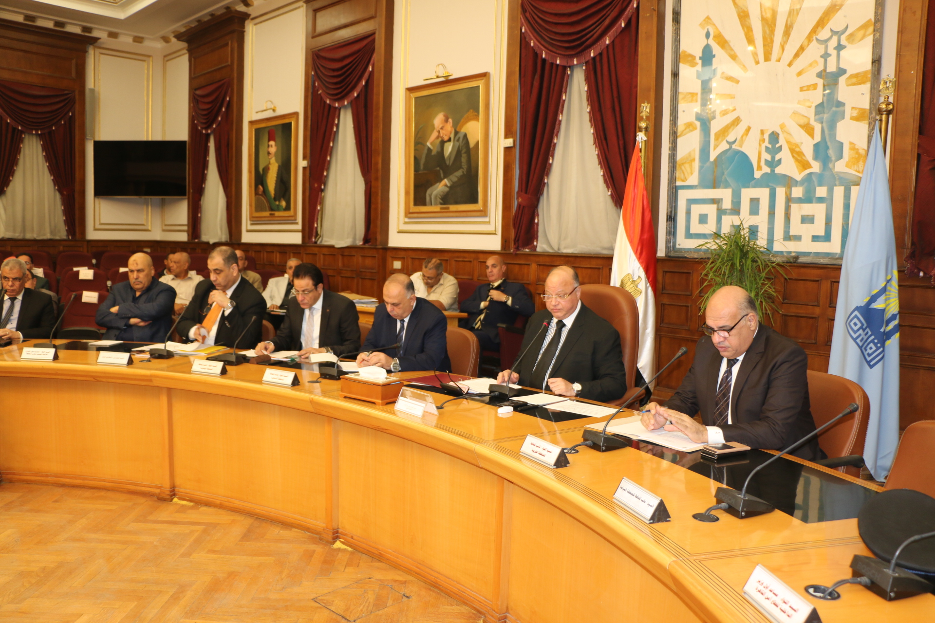 محافظ القاهرة يكرم المتميزين والحاصليمن على جوائز الحكومة (1)