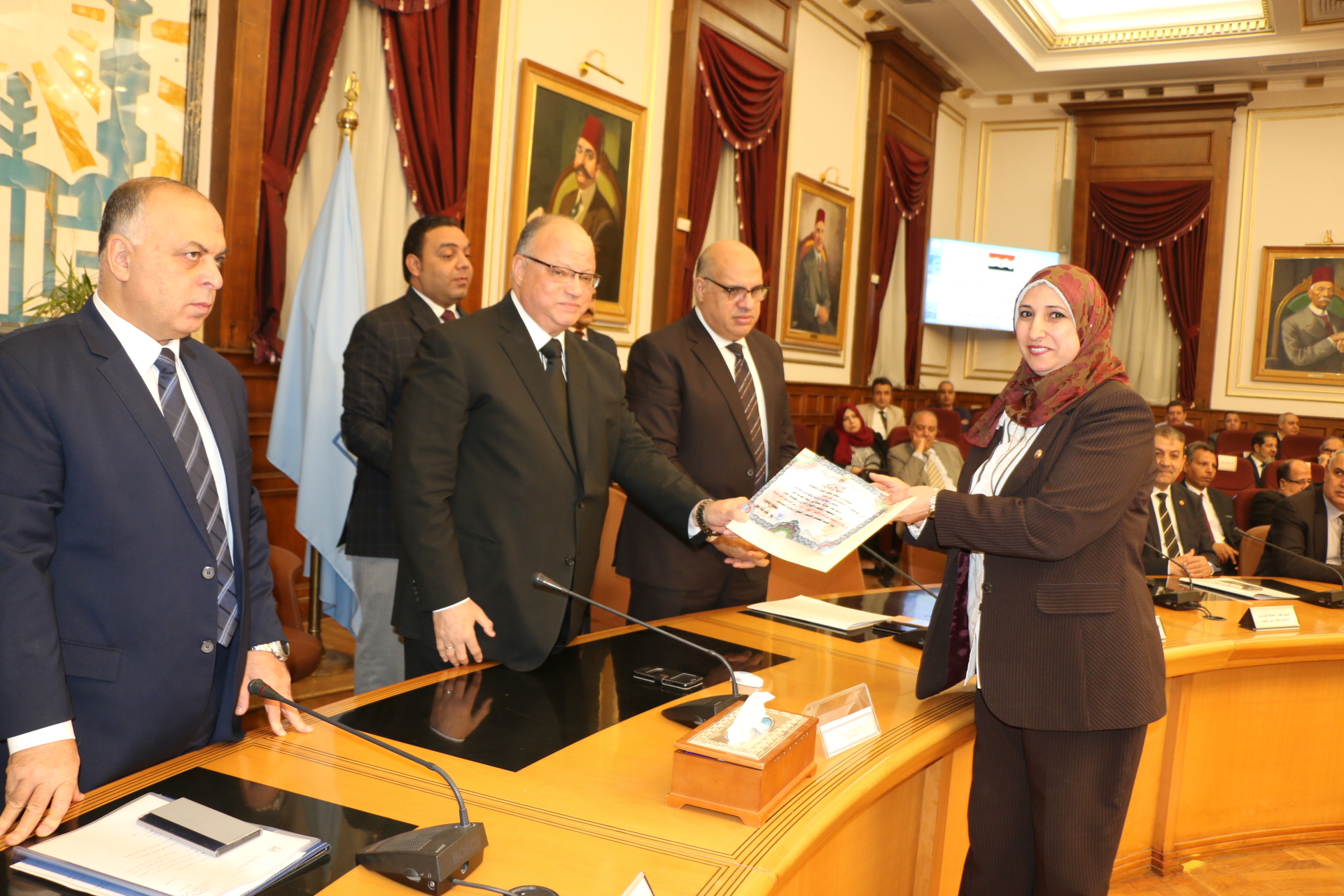 محافظ القاهرة يكرم المتميزين والحاصليمن على جوائز الحكومة (2)