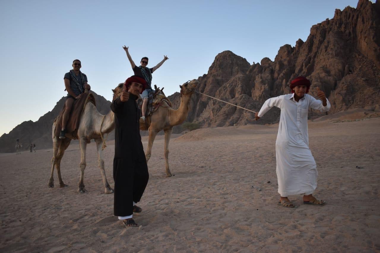 جولة للسائحين فى المنطقة الجبلة على ظهر الجمل