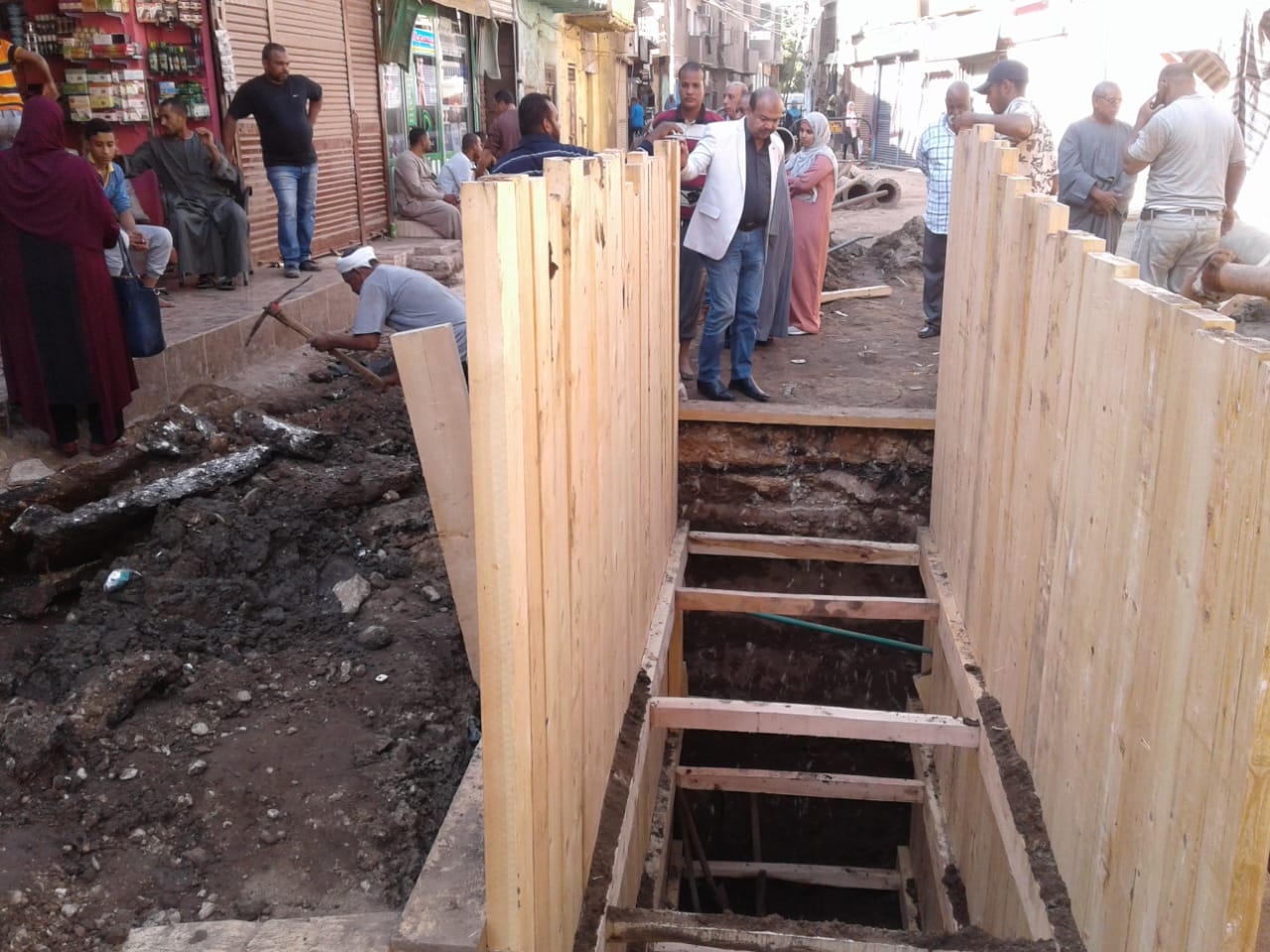 شاهد أعمال إصلاح هبوط مطابق الصرف الصحي بشارع الزلفي بأرمنت الحيط غرب الأقصر (3)