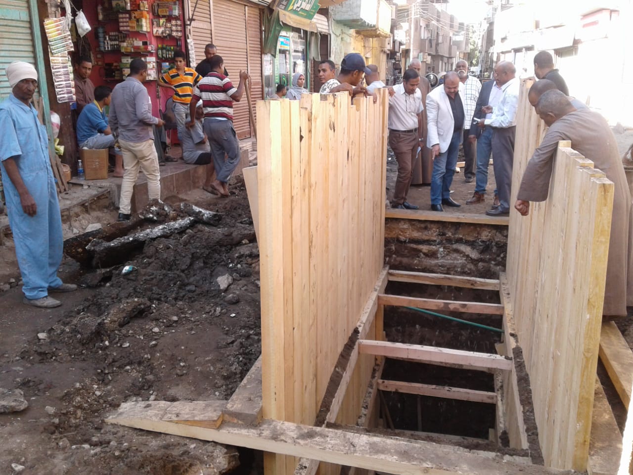 شاهد أعمال إصلاح هبوط مطابق الصرف الصحي بشارع الزلفي بأرمنت الحيط غرب الأقصر (2)