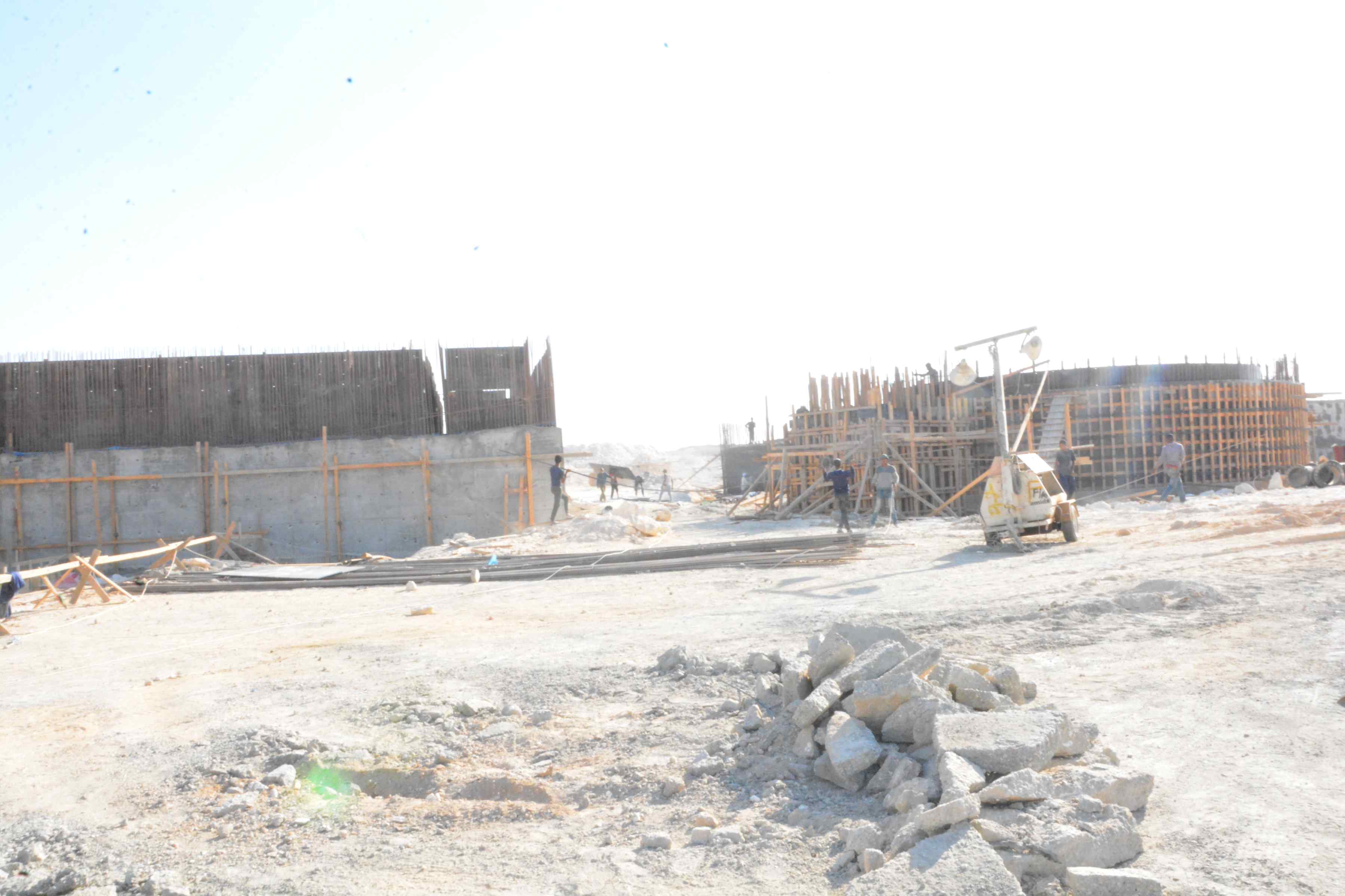 محافظ المنيا يتفقد أعمال مشروع الصرف الصحى بقرية دير جبل الطير (4)