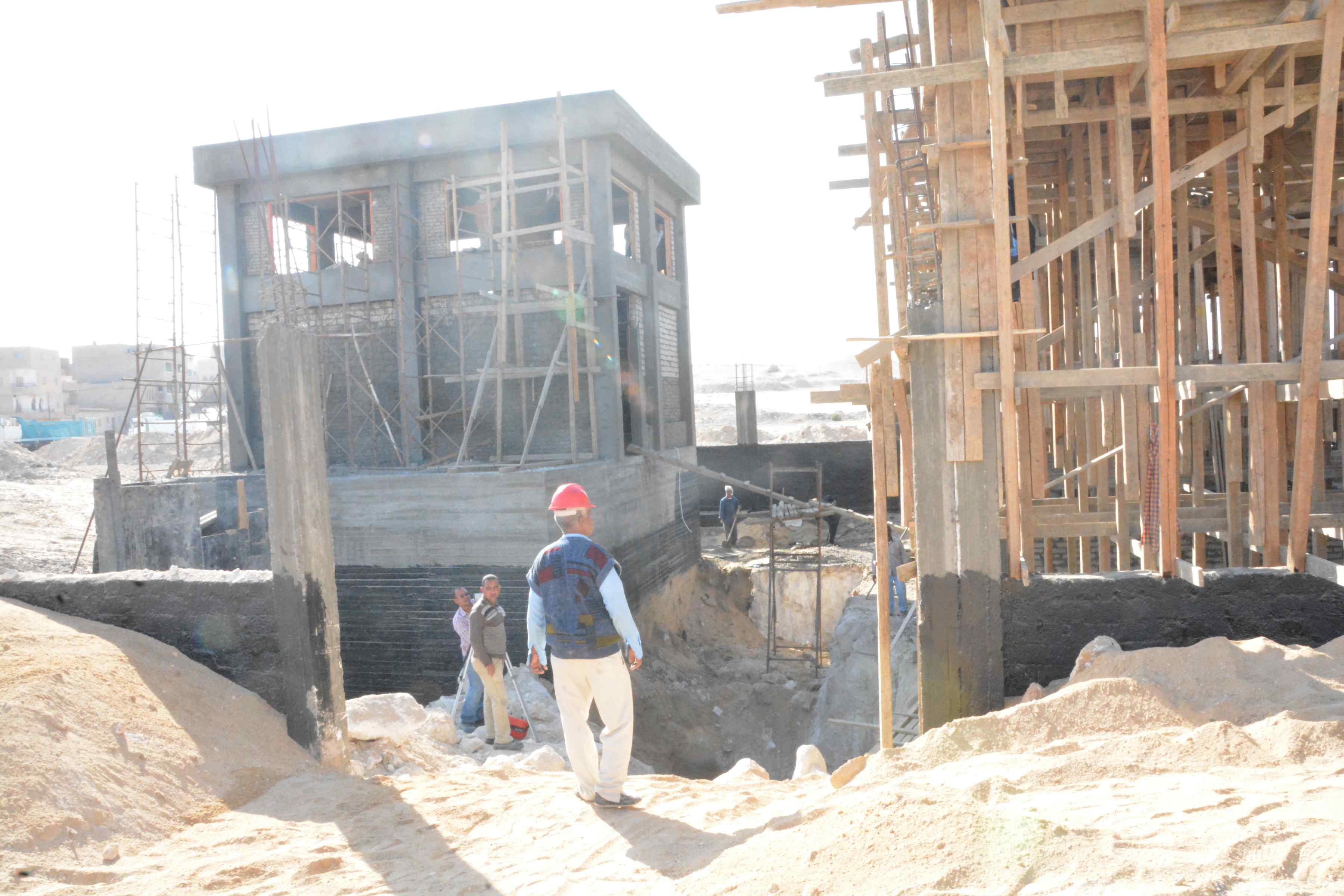 محافظ المنيا يتفقد أعمال مشروع الصرف الصحى بقرية دير جبل الطير (2)