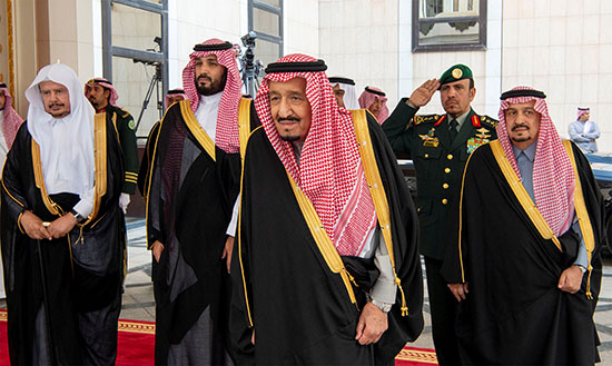 ملك السعودية وولى العهد خلال دخولهما لحضور مجلس الشورى