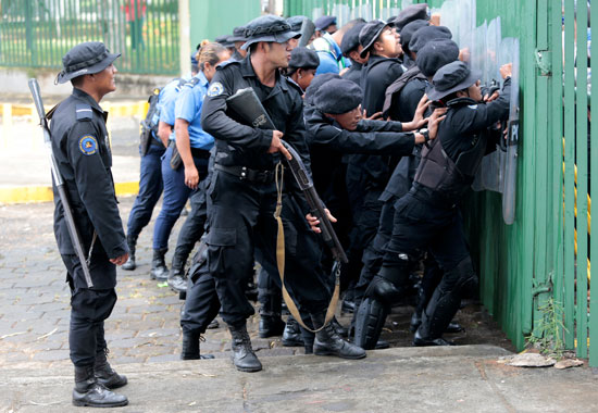 تصدى قوات الأمن للمتظاهرين