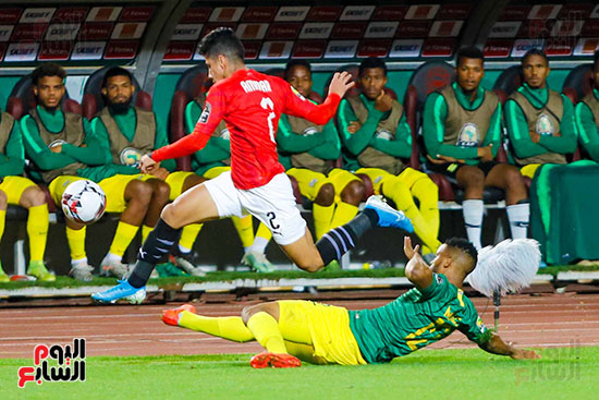 عمار حمدي يمر من لاعب جنوب افريقيا