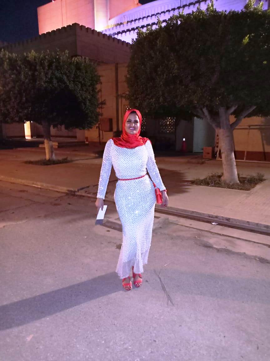 سما المصرى بالحجاب على السجادة الحمراء فى افتتاح مهرجان القاهرة