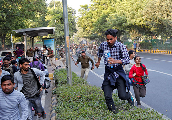 أفراد الشرطة الهندية يلاحقون محتجيين