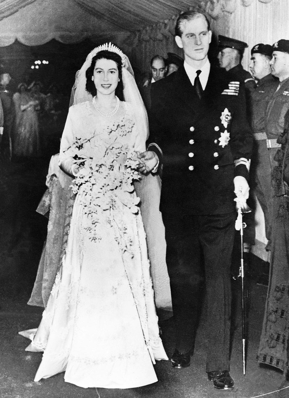 شاهد صور نادرة من زفاف الملكة إليزابيث والأمير فيليب فى ذكرى زواجهما الـ72 اليوم السابع