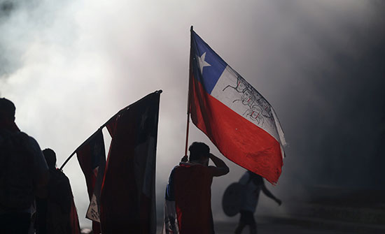 متظاهرون يرفعون علم تشيلى