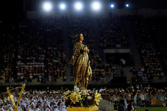 تمثال لمريم العذراء
