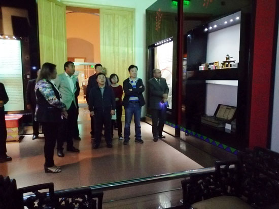 نائب وزير الرى بالصين فى جولة سياحية بمتحف النيل (11)