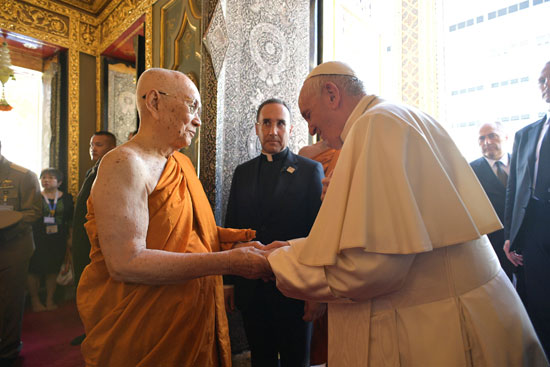 مصافحة-بين-البابا-والبطريرك-البوذى