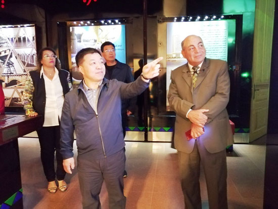 نائب وزير الرى بالصين فى جولة سياحية بمتحف النيل (4)