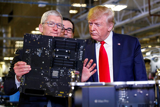 الرئيس-ترامب-يتابع-سير-عمل-المصنع