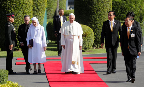 البابا-فرنسيس-والوفد-المرافق-له-بصحية-رئيس-وزراء-تايلاند