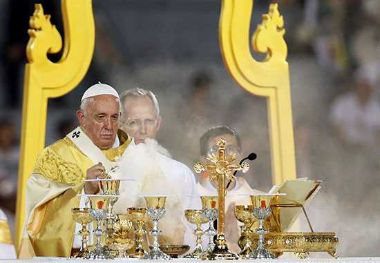 البابا فرانسيس يقود القداس (2)