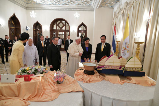 رئيس-الوزراء-التايلاندى-يصطحب-البابا-إلى-معرض-للملابس-الباباوية