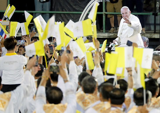 البابا فرانسيس يحيى الحضور