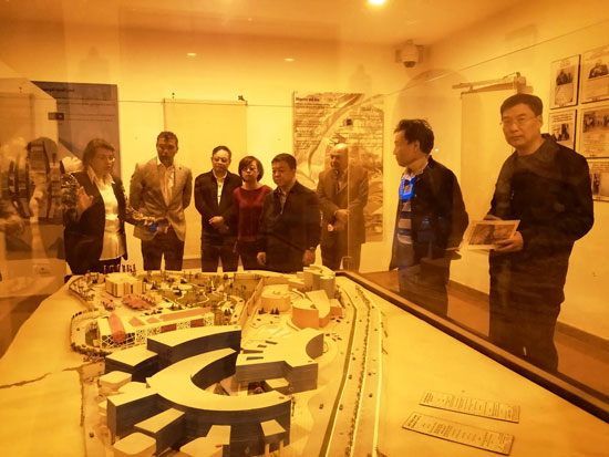 نائب وزير الرى بالصين فى جولة سياحية بمتحف النيل (2)