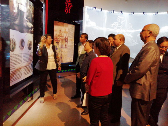 نائب وزير الرى بالصين فى جولة سياحية بمتحف النيل (7)