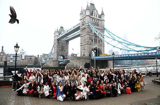 صورة جماعية قبل مهرجان ملكة جمال العالم فى لندن