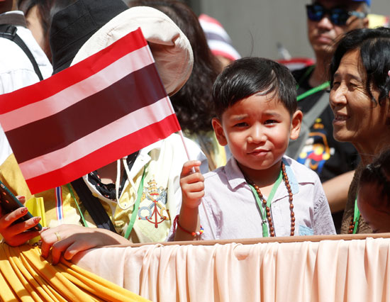 طفل-تايلاندى-يقف-بين-الجموع-منتظرا-وصول-البابا
