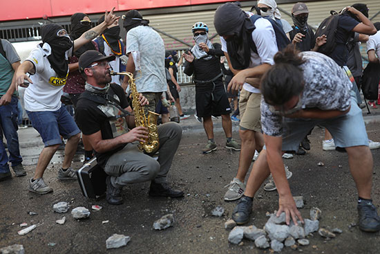 متظاهر يعزف الموسيقى خلال الاحتجاجات فى تشيلى