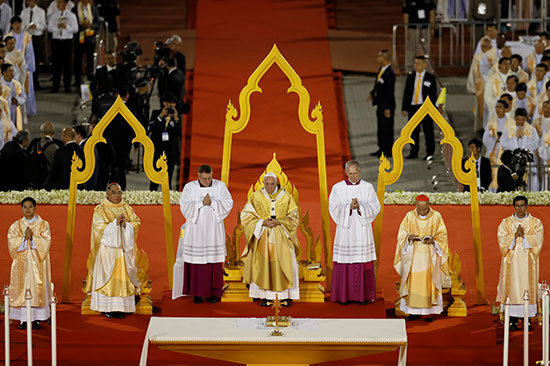 البابا فرانسيس يقود القداس