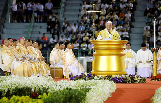 خلال القاء البابا فرانسيس لخطابه