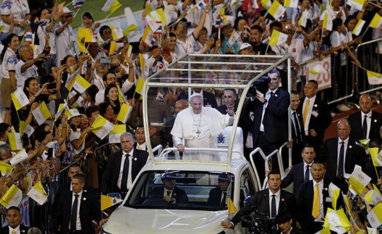 البابا فرانسيس خلال تواجده بالاستاد