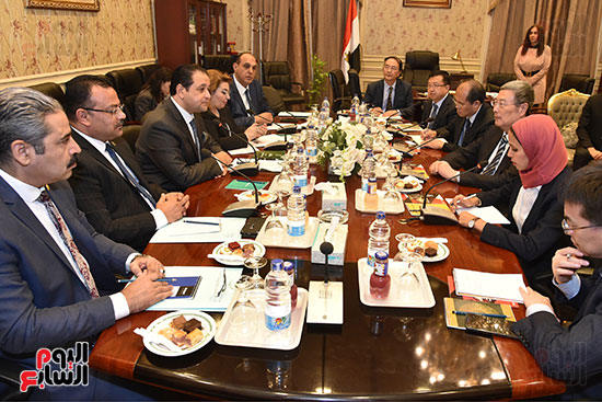 النائب علاء عابد رئيس لجنة حقوق الانسان مع وفد صينى (4)