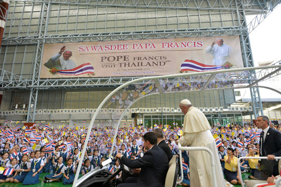 أعلام-تايلاند-والفاتيكان-ترتفع-لتحية-البابا