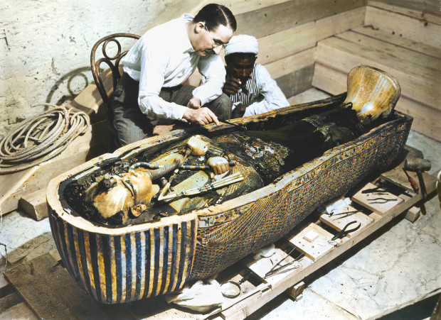 عالم الآثار هوارد كارتر بعد اكتشافه مقبرة الملك توت
