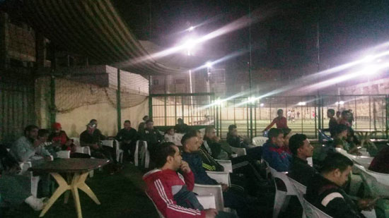 إقبال كبير من الشباب لمشاهدة مباراة نهائي بطولة أفريقيا (6)