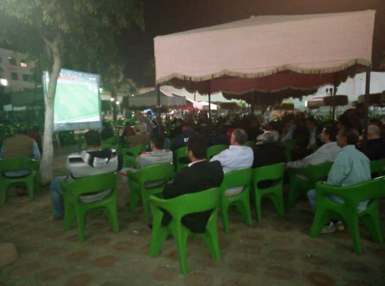 إقبال كبير من الشباب لمشاهدة مباراة نهائي بطولة أفريقيا (2)