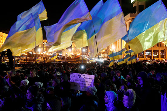 الأوكرانيون يرفعون علم بلادهم خلال الذكرى السادسة