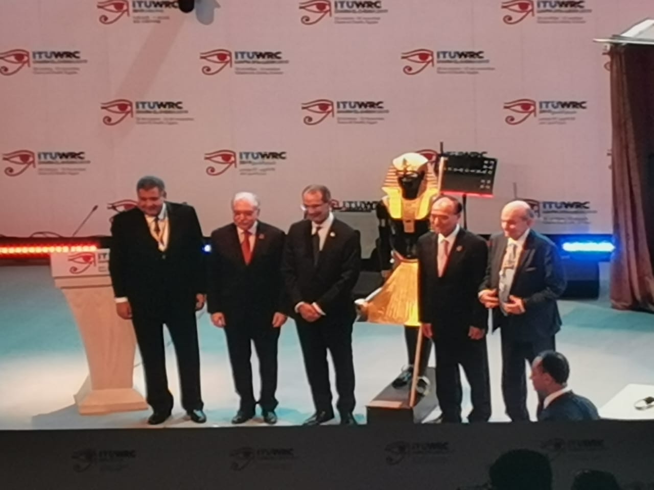 وزير الاتصالات يهدى تمثال توت عنخ آمون لرئيس الاتحاد الدولى للاتصالات